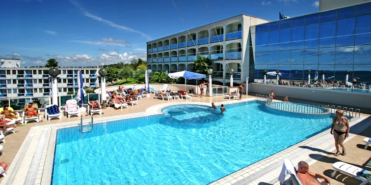 Parádny oddych v Chorvátsku: 3* hotel s polpenziou+, bazénom a programom pre deti