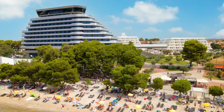 Dovolenka s raňajkami alebo polpenziou v chorvátskej Vodici: ubytovanie 50 m od pláže, vnútorný a vonkajší bazén