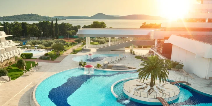 Dovolenka s raňajkami alebo polpenziou v chorvátskej Vodici: ubytovanie 50 m od pláže, vnútorný a vonkajší bazén