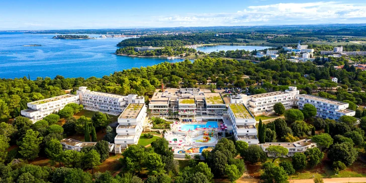 Dovolenka v chorvátskej Poreči: hotel s vlastnou plážou a bazénom, polpenzia alebo plná penzia