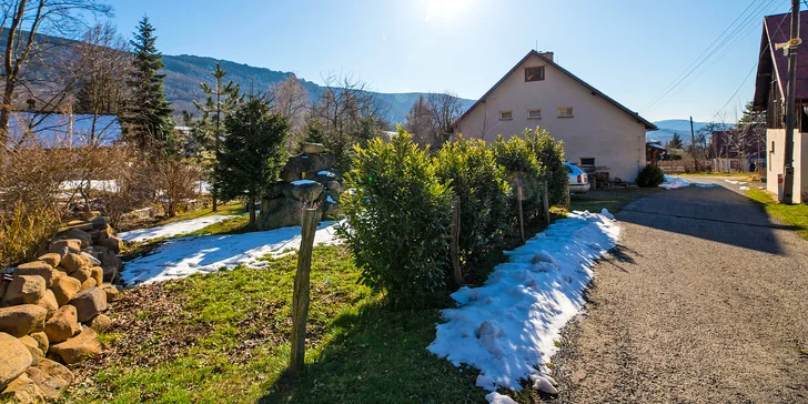 Vybavené apartmány pri Hejniciach v Jizerských horách až pre 8 osôb, záhrada s potokom