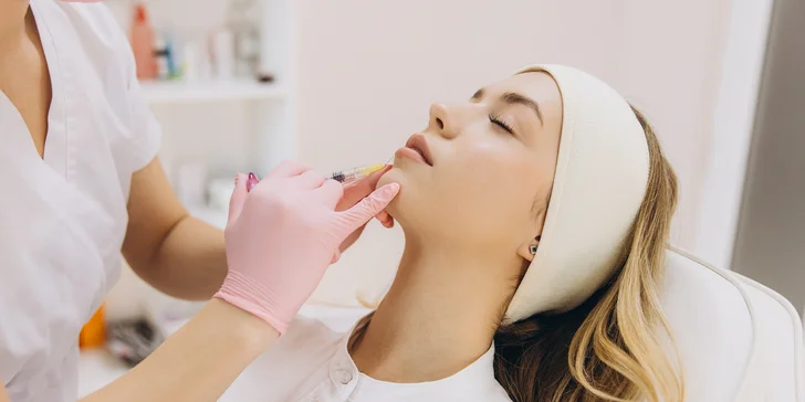 Výplň a modelácia pier kyselinou hyalurónovou: prirodzene tvarované a hydratované pery