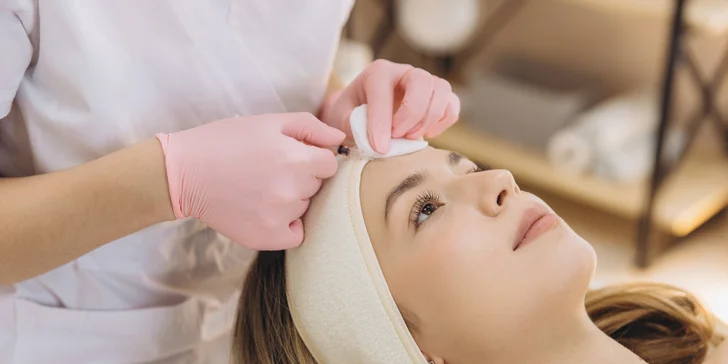 Aplikácia botulotoxínu: vráska hnevu, čelo, kútiky úst a iné