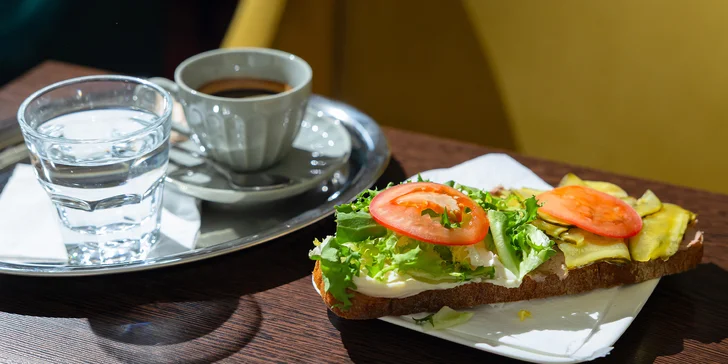 Ranajkový koláč, torta s kávou či syrová alebo údeninová misa s nápojom