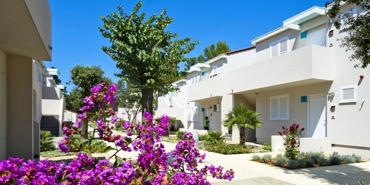 Apartmány v Dalmácii priamo pri mori: možnosť stravy a obrovský bazénový komplex