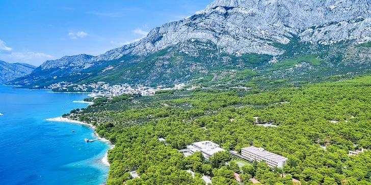 Dovolenka v Baške Vode s raňajkami alebo polpenziou plus, rezort hneď pri pláži