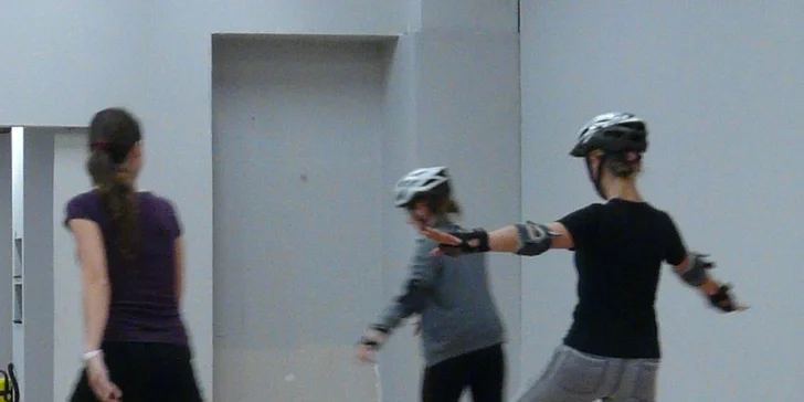 Lekcia inline krasokorčuľovania v telocvični