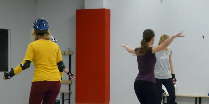 Lekcia inline krasokorčuľovania v telocvični