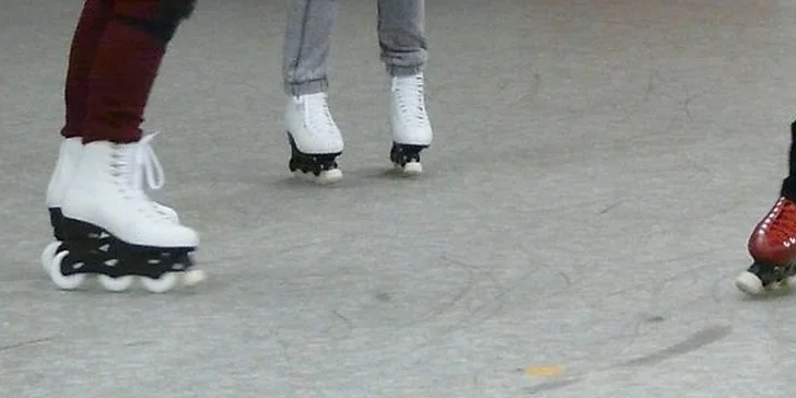 Lekcia inline krasokorčuľovania v telocvični