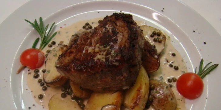 Šťavnatý hovädzí alebo jelení steak s prílohou