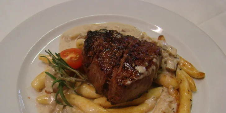Šťavnatý hovädzí alebo jelení steak s prílohou