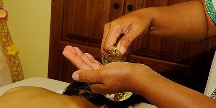 Tradičná thajská alebo aromaterapeutická olejová masáž pre páry