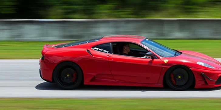 Jazda na športiaku FERRARI F430 – aj na letisku!