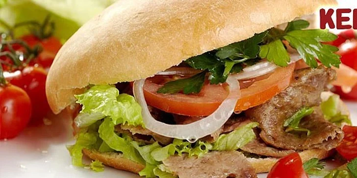 Teľací (alebo kurací) kebab v čerstvo upečenom tureckom chlebe s hranolkami len pár krokov od Vianočných trhov