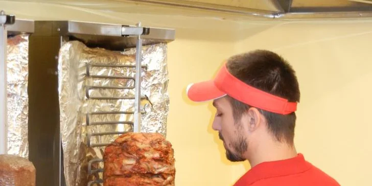 Teľací (alebo kurací) kebab v čerstvo upečenom tureckom chlebe s hranolkami len pár krokov od Vianočných trhov