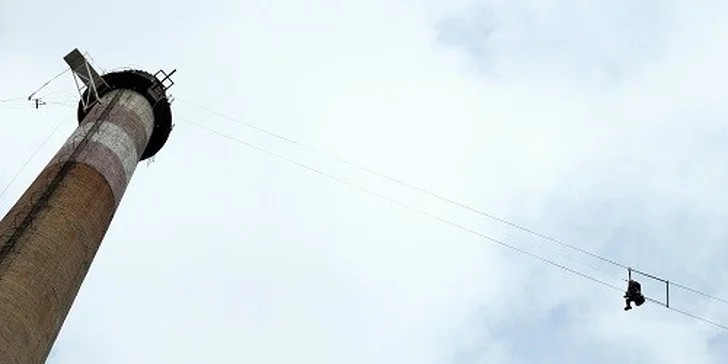 Tandemový zoskok zo 110 metrového komína