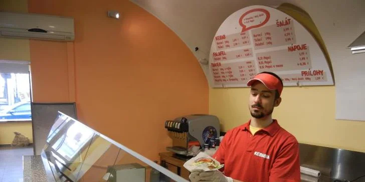 Teľací (alebo kurací) kebab v čerstvo upečenom tureckom chlebe s hranolkami len pár krokov od Vianočných trhov