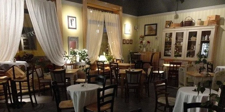 Ochutávka lahodných vín s občerstvením v štýlovom WineBare pre 2 osoby