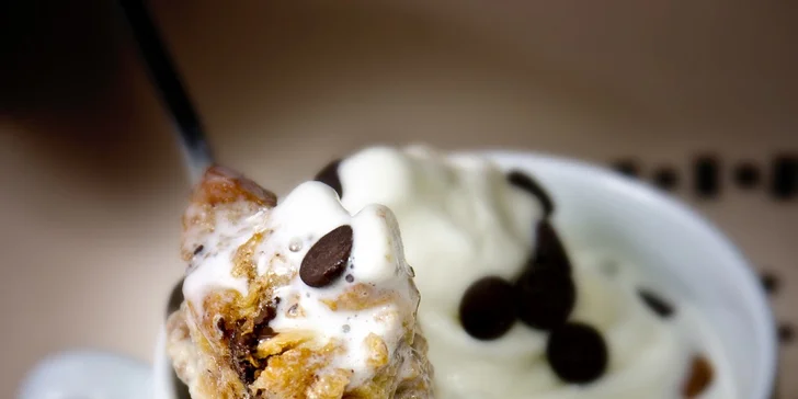 Lahodný Kurt Breadpudding alebo chrumkavé Kurt wafle s jogurtom a topingom