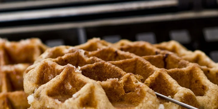 Lahodný Kurt Breadpudding alebo chrumkavé Kurt wafle s jogurtom a topingom