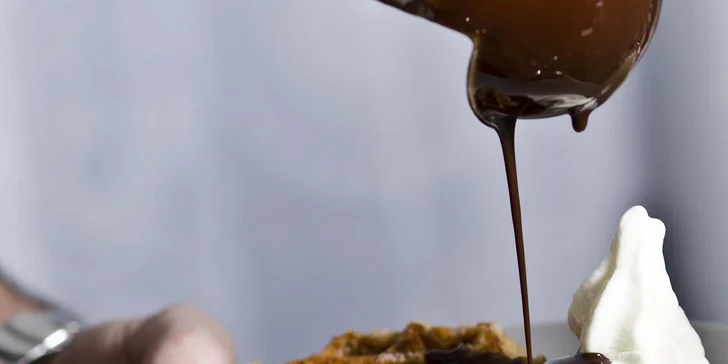 Lahodný Kurt Breadpudding alebo chrumkavé Kurt wafle s jogurtom a topingom