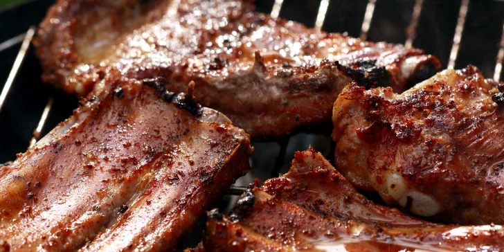 Len 9,89 eur za ALL YOU CAN EAT hostinu pre dvoch! Gril mix chrumkavých šťavnatých kuracích krídel a bravčových vysokých rebier s chlebíkom a pikantnou omáčkou so zľavou 60%.
