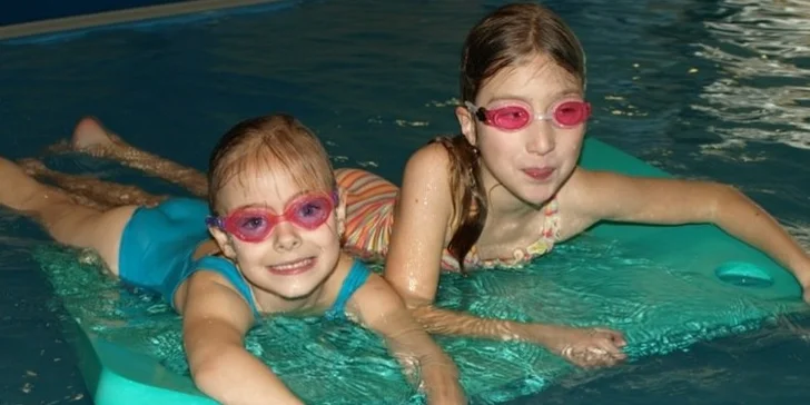Plavecké kurzy pre deti alebo aqua zumba či aqua fitness
