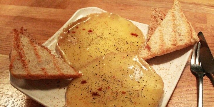 Grilovaný Camembert alebo Brie s opečenou bagetkou