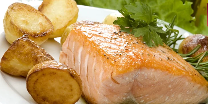 6,95 Eur za vynikajúce jedlo v European Restaurant reštaurácii Hotela Múza v Košiciach! Urobte si pekný deň a pochutnajte si na šťavnatom steaku z lososa s citrónovo - rozmarínovým maslom vrátane prílohy (400g) so zľavou 50 %!