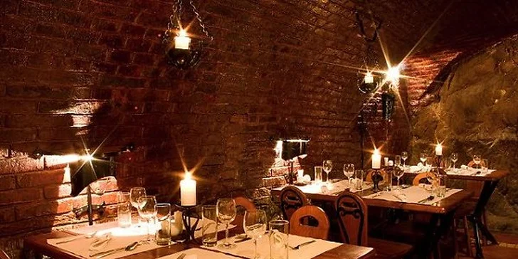 Šťavnatý jelení alebo hovädzí steak s prílohou