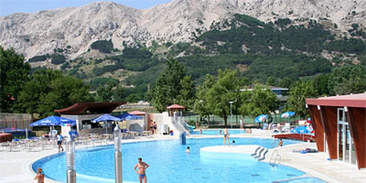 Predĺžený MÁJOVÝ VÍKEND pri Jadranskom mori pre DVE OSOBY a jedno dieťa do 12 rokov v luxusnom ****aparthoteli. Doprajte si zaslúžený oddych v obľúbenej BAŠKE na ostrove KRK v Chorvátsku so zľavou 30%.