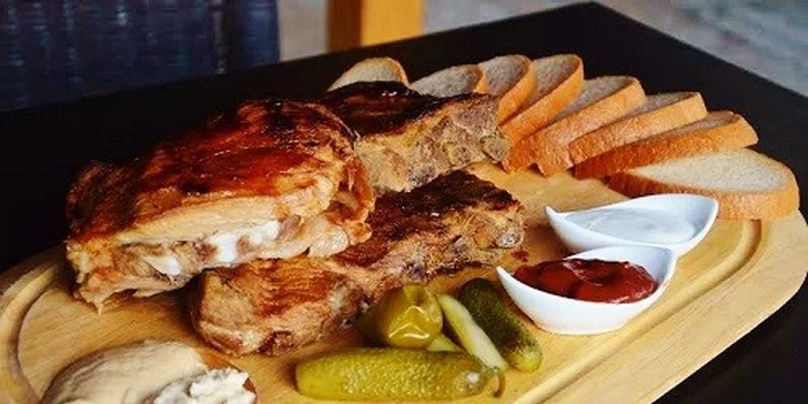 600 g alebo 1200 g grilovaných rebierok s chlebom a dipom