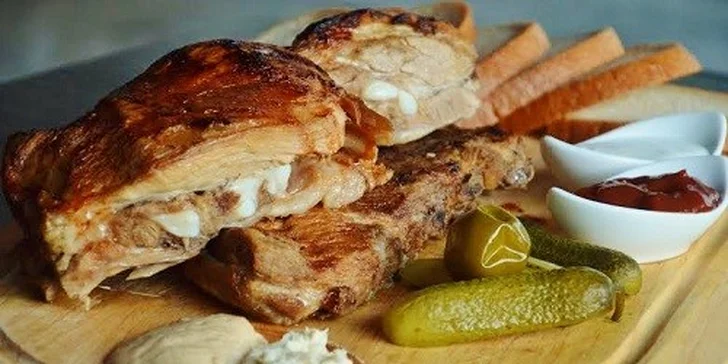 600 g alebo 1200 g grilovaných rebierok s chlebom a dipom