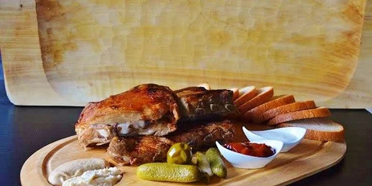 600 g alebo 1200 g grilovaných rebierok s chlebom a dipom