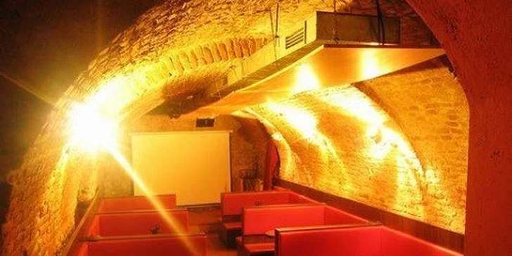 Pečené rebierka s oblohou a pivom v centre mesta