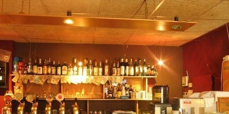 Pečené rebierka s oblohou a pivom v centre mesta
