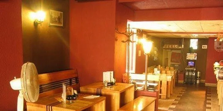 Pečené rebierka s oblohou a pivom v centre mesta