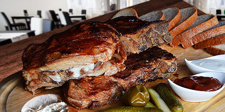 600 g alebo 1200 g grilovaných rebierok s chlebom a dipom
