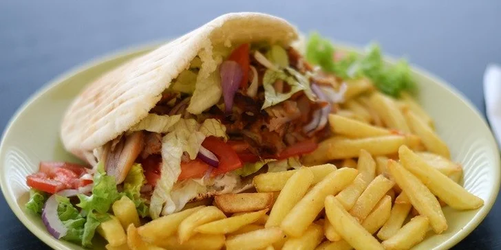 Kebab tanier alebo kebab v pita chlebe s kofolou