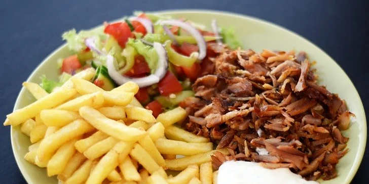 Kebab tanier alebo kebab v pita chlebe s kofolou