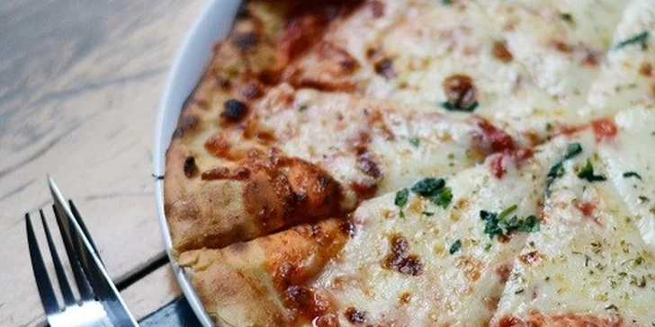 Chrumkavá pizza s malým pivom na Obchodnej