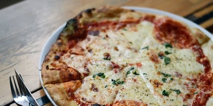 Chrumkavá pizza s malým pivom na Obchodnej