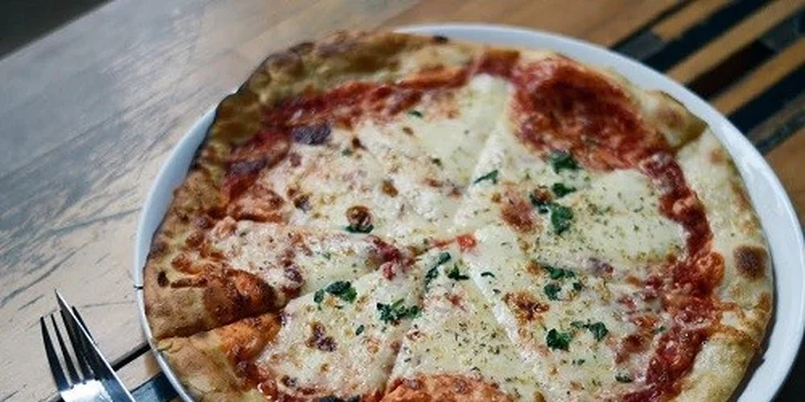 Chrumkavá pizza s malým pivom na Obchodnej