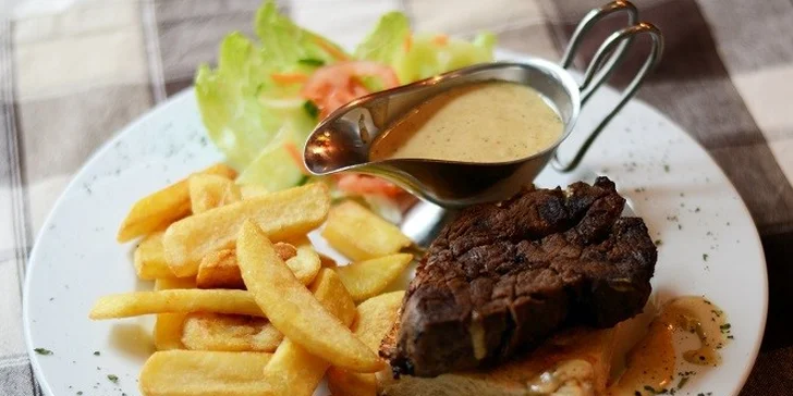 Hovädzí alebo kurací steak s hranolkami