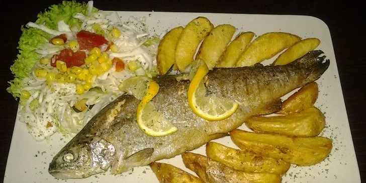Pstruh na masle s prílohou a bielym vínom
