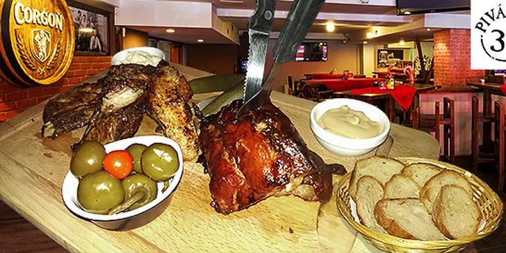 Bavorské pečené koleno 750g a marinované rebrá 750g aj s prílohou