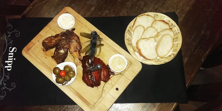 Bavorské pečené koleno 750g a marinované rebrá 750g aj s prílohou