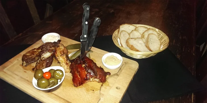 Bavorské pečené koleno 750g a marinované rebrá 750g aj s prílohou