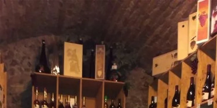 Romantické posedenie pri víne s občerstvením vo vinotéke pod hradom pre 2 osoby