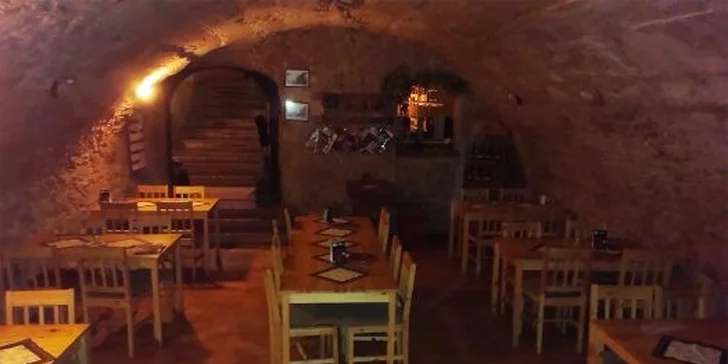 Romantické posedenie pri víne s občerstvením vo vinotéke pod hradom pre 2 osoby